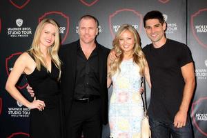 los angeles, 14 de julho - suzanne quast, sean carrigan, melissa ordway, justin gaston no Warner Bros Studio Tour inauguração oficial da expansão de Hollywood, palco 48 - roteiro para exibição no Warner Brothers Studio em 14 de julho de 2015 em Burbank, ca foto