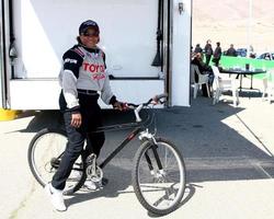 los angeles, 23 de março - wanda sykes usando a bicicleta comunitária no 37º treinamento anual toyota pro celebridade race training no willow springs international speedway em 23 de março de 2013 em rosamond, ca foto exclusiva