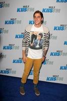 los angeles, 12 de maio - kendall schmidt chega ao show de wango tango no home depot center em 12 de maio de 2012 em carson, ca foto