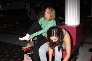 vlos angeles, 3 de setembro - wendi mclendon-covey, hayley orrantia no evento de imprensa do goldbergs no moonlight rollerway em 3 de setembro de 2014 em glendale, ca foto