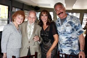 los angeles, 21 de abril - molly e ralph wolveck, kate linder, randy wolveck na celebração do 70º aniversário de wolveck no sonho no iate na marina da vila dos pescadores em 21 de abril de 2013 em marina del rey, ca foto