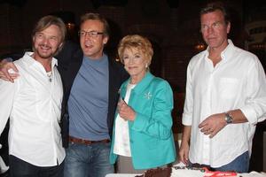 los angeles, 24 de março - stephen nichols, doug davidson, jeanne cooper, peter bergman no jovem e inquieto 38º aniversário no set press party na cbs television city em 24 de março de 2011 em los angeles, ca foto