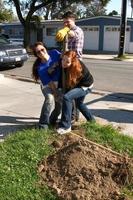 Los Angeles, 9 de fevereiro - Theresa Castilo, Jason Thompson e Emily Wilson removendo o velho poste da cerca no 4º Hospital Geral Habitat for Humanity Fan build day na 191 e Marker Street em 9 de fevereiro de 2013 em Long Beach, ca foto