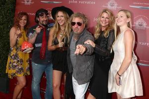 las vegas, 17 de abril - nora de sammy, filho de sammy, kari karte-hagar, sammy hagar, filhas no 13º benefício anual da casa stuart john varvatos na loja john varvatos em 17 de abril de 2016 em west hollywood, ca foto