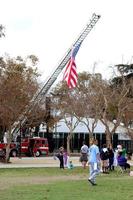 los angeles, 16 de outubro - bandeira americana no caminhão de bombeiros, atmosfera na associação als capítulo oeste dourado los angeles county caminhada para derrotar als no parque de exposições em 16 de outubro de 2016 em los angeles, ca foto