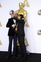 los angeles, 28 de fevereiro - james gay-rees, asif kapadia na 88ª premiação anual da academia, sala de imprensa no dolby theater em 28 de fevereiro de 2016 em los angeles, ca foto