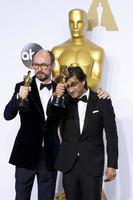 los angeles, 28 de fevereiro - james gay-rees, asif kapadia na 88ª premiação anual da academia, sala de imprensa no dolby theater em 28 de fevereiro de 2016 em los angeles, ca foto