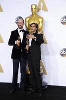 los angeles, 28 de fevereiro - james gay-rees, asif kapadia na 88ª premiação anual da academia, sala de imprensa no dolby theater em 28 de fevereiro de 2016 em los angeles, ca foto