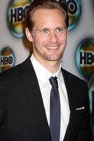 los angeles, 15 de janeiro - alexander skarsgard chega ao hbo golden globe party 2012 no beverly hilton hotel em 15 de janeiro de 2012 em beverly hills, ca foto