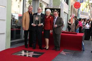 los angeles, 14 de outubro - steve tyrell, hal david e esposa, paul williams na cerimônia de entrega de uma estrela na calçada da fama de hollywood para hal david no instituto de músicos em 14 de outubro de 2011 em los angeles, ca foto