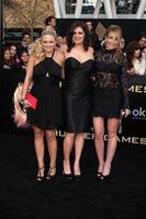 los angeles, 12 de março - miranda lambert, angaleena presley e ashley monroe do pistol annies chegam à estréia de jogos vorazes no nokia theatre em la live em 12 de março de 2012 em los angeles, ca foto