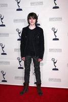 los angeles, 19 de março - isaac hempstead-wright chega a uma noite com o jogo dos tronos apresentado pela academia de artes e ciências da televisão no teatro chinês em 19 de março de 2013 em los angeles, ca foto