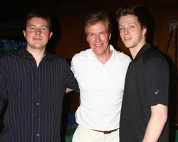 los angeles, 15 de abril - jack wagner, com os filhos harrison e peter no torneio de golfe de celebridades jack wagner beneficiando a sociedade de leucemia e linfoma no clube de golfe à beira do lago em 15 de abril de 2013 no lago toluca, ca foto