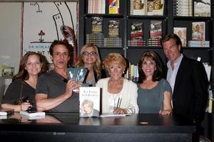 los angeles, 7 de agosto - tricia cast, christian leblanc, jessica collins, jeanne cooper, kate linder, peter bergman em uma sessão de autógrafos de not young, still restless por jeanne cooper com lindsay harrison na sopa de livros em 7 de agosto de 2012 em los oeste angeles, ca foto