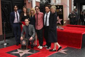 los angeles, 11 de março - jim parsons, kunal nayyar, mayim bialik, melissa rauch, simon helberg, johnny galecki, kaley cuoco-sweeting no jim parsons hollywood walk of fame cerimônia no hollywood boulevard em 11 de março de 2015 em los angeles, ca foto