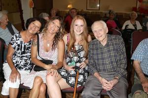 los angeles, 27 de julho - filha, neta, bisneta, norbert wagner no desejo de uma vida de norbert wagner, performance de pam kay e tap chicks no brookdale senior living center em 27 de julho de 2016 em loma linda, ca foto