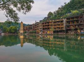 vista da paisagem da cidade velha de fenghuang. cidade antiga de phoenix ou condado de fenghuang é um condado da província de hunan, china foto