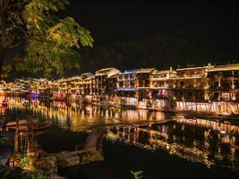 vista da paisagem na noite da cidade velha de fenghuang. cidade antiga de phoenix ou condado de fenghuang é um condado da província de hunan, china foto