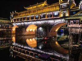 vista da paisagem na noite da cidade velha de fenghuang. cidade antiga de phoenix ou condado de fenghuang é um condado da província de hunan, china foto