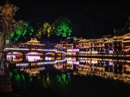 vista da paisagem na noite da cidade velha de fenghuang. cidade antiga de phoenix ou condado de fenghuang é um condado da província de hunan, china foto