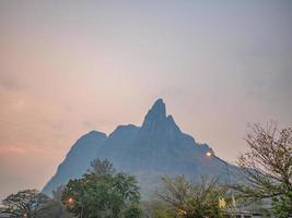 vista da paisagem na manhã da montanha pha nok khao no distrito de phu kradueng cidade de loei thailand.phu kradueng parque nacional a famosa montanha na tailândia foto