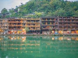 vista da paisagem da cidade velha de fenghuang. cidade antiga de phoenix ou condado de fenghuang é um condado da província de hunan, china foto