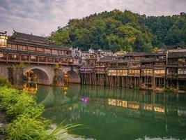 vista da paisagem da cidade velha de fenghuang. cidade antiga de phoenix ou condado de fenghuang é um condado da província de hunan, china foto