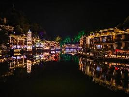vista da paisagem na noite da cidade velha de fenghuang. cidade antiga de phoenix ou condado de fenghuang é um condado da província de hunan, china foto