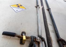 sinal de aviso de radiação na etiqueta de transporte de mercadorias perigosas classe 7 no contêiner do caminhão de transporte foto