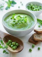 sopa de legumes fresca feita de ervilhas verdes