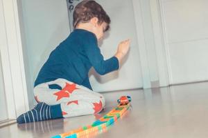 criança pequena se divertindo durante o recreio em casa. foto