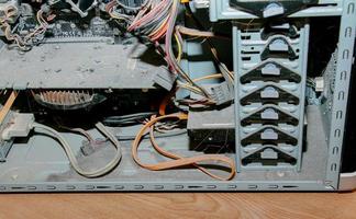 uma espessa camada de poeira cobre os componentes eletrônicos internos do computador antigo, poeira espessa nos componentes eletrônicos é desagradável, close-up foto