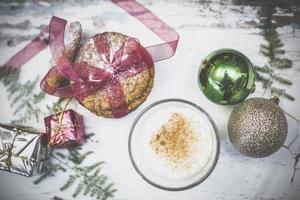 enfeites de natal e biscoitos foto