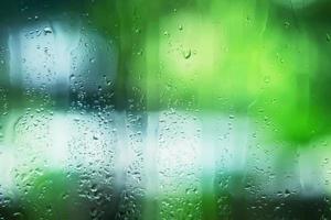 gotas de água fluindo de vidro transparente depois da chuva