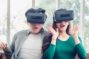 jovem casal assistindo vídeo via realidade virtual foto