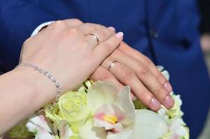 o casal recém-casado está segurando um lindo buquê de casamento. fotografia de casamento clássica, simbolizando unidade, amor e a criação de uma nova família foto