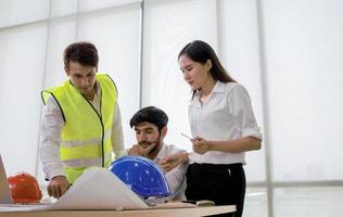 equipe de arquitetos brainstorming foto