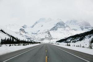 estrada que leva para as montanhas foto