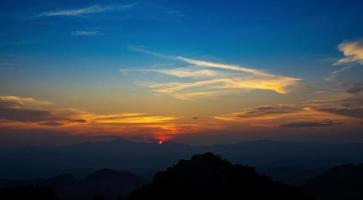 pôr do sol sobre as montanhas no norte da Tailândia foto