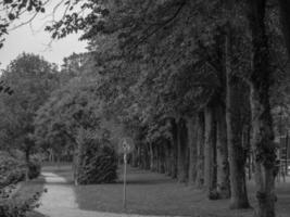 a cidade de coesfeld no rio berkel na alemanha foto