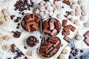 sobremesa para o natal. variedade de confeitaria doce com bombons de chocolate e bombons. foto