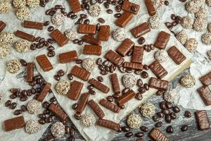 sobremesa para o natal. variedade de confeitaria doce com bombons de chocolate e bombons. foto