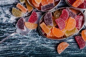 geléia de marmelada de doces diferentes coloridas. imagens de fatias de marmelada foto