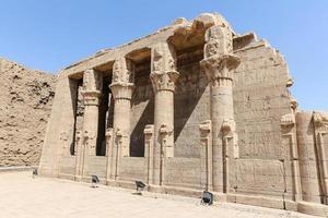 edifício no templo de edfu, edfu, egito foto