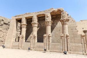 edifício no templo de edfu, edfu, egito foto