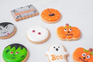 cookies engraçados de halloween em fundo branco. truque ou ameaça, feliz dia das bruxas, olá outubro, outono outono, festivo, festa e conceito de feriado foto