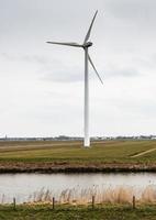 turbina eólica em uma paisagem holandesa de pólder