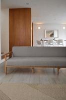aconchegante estilo escandinavo e design moderno em casa. cadeira de madeira maciça, madeira e tecido foto