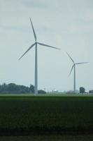 moinhos de vento de geração de energia em parque eólico no norte de indiana foto