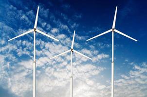 conceito de energia renovável verde - turbinas eólicas no céu foto